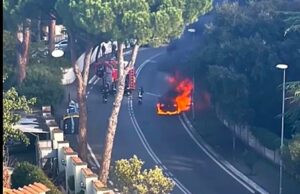 auto in fiamme via cortina d'ampezzo