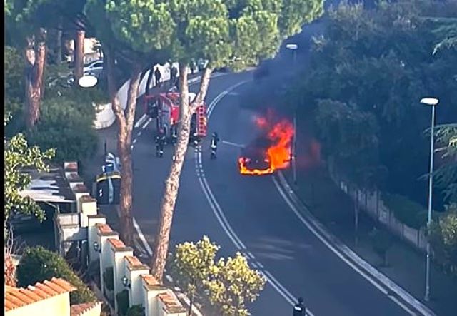 auto in fiamme via cortina d'ampezzo
