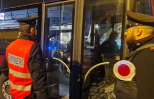 Labaro, ancora sassi contro bus. Denunciati tre ragazzi, uno recidivo carabinieri sassi contro bus