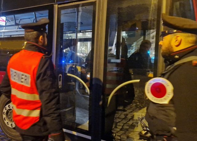 carabinieri sassi contro bus carabinieri sassi contro bus