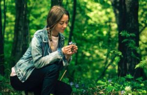 Neuroscienze all’aria aperta nei parchi Papacci e Volusia giovane ragazza erbe selvatiche