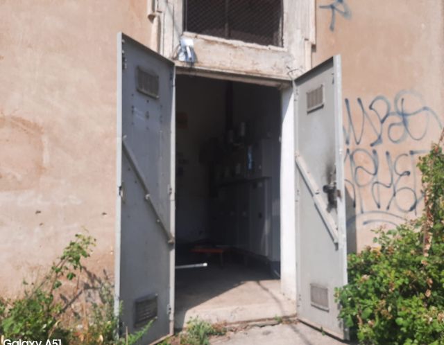 cabina elettrica aperta