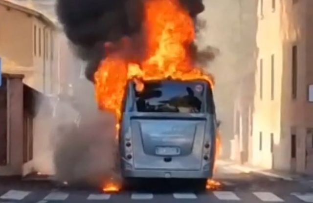 minibus in fiamme via cassia altezza via bodio