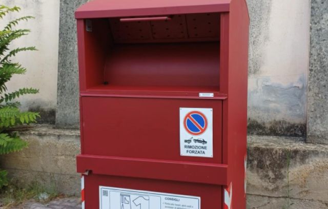 nuovi cassonetti rifiuti abiti usati