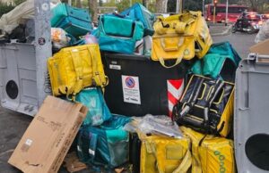 Ponte Milvio, zaini di rider gettati sul marciapiede a decine zaini rider abbandonati