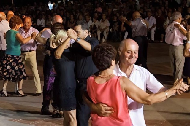 anziani che ballano
