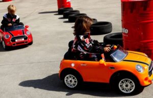 bambini-guida-auto-elettrica