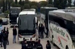 Roma-Stoccarda, fermati sette pullman: trovate bottiglie e aste metalliche Controlli sui pullman dei tifosi