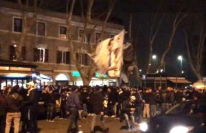 protesta tifosi Lazio a Ponte Milvio con folla e traffico serale