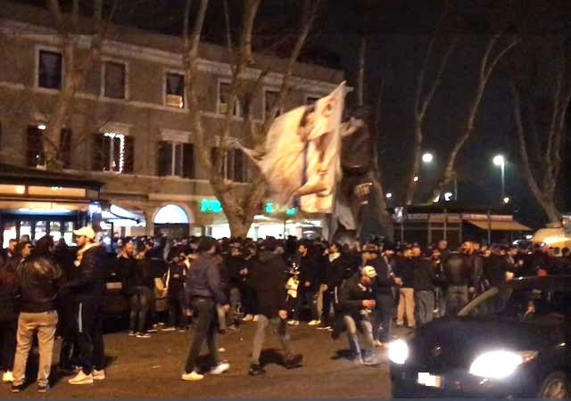 protesta tifosi Lazio a Ponte Milvio con folla e traffico serale