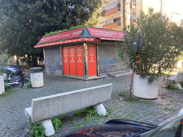 piazza jacini edicola chiusa piazza jacini edicola chiusa