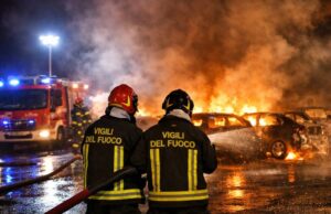 vigili del fuoco al lavoro di notte