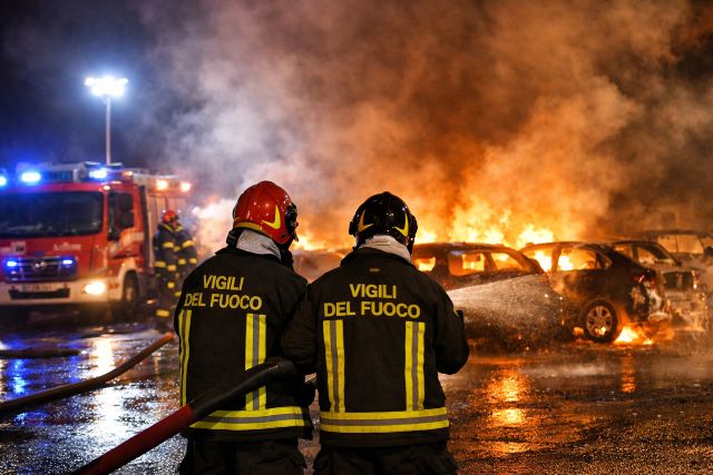 vigili del fuoco al lavoro di notte