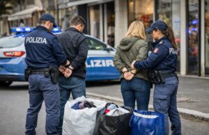 Furto di vestiti a Vigna Clara, coppia arrestata polizia arresta coppia