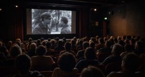 Spettatori al cinema in un momento catturante