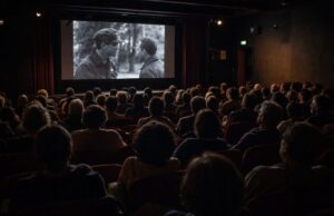 Spettatori al cinema in un momento catturante