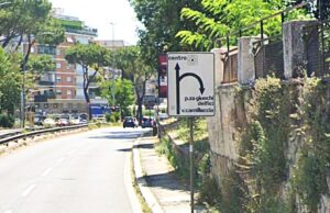 Cassia, segui questo cartello e finisci contromano cassia direzione centro