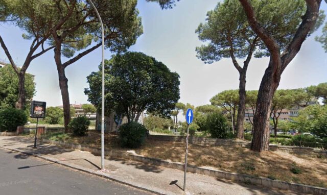 spicchio di via Jacini dove sarebbe dovuta sorgere l’area cani
