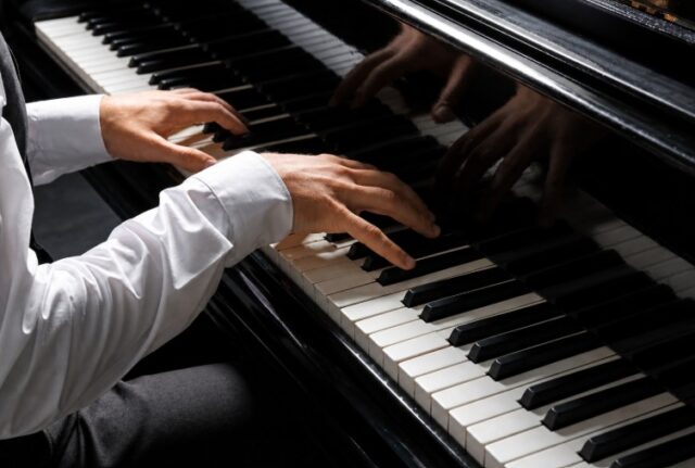 ragazzo al piano ragazzo al piano